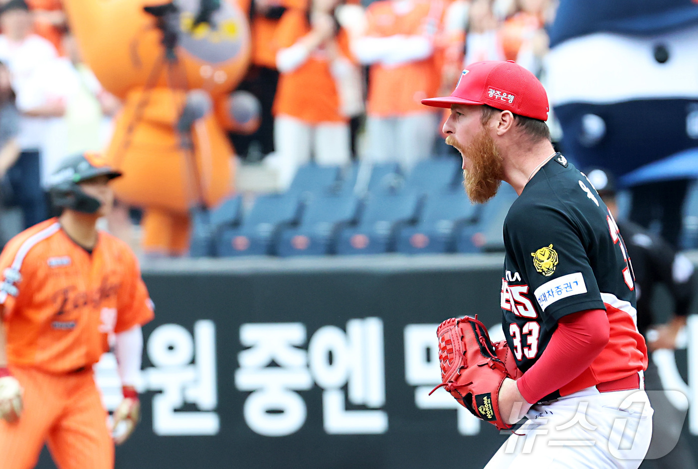 (대전=뉴스1) 김기남 기자 = 12일 대전 한화생명볼파크에서 열린 2026 신한 SOL KBO리그 기아 타이거즈와 한화 이글스의 경기에서 기아 올러가 5회말 만루 위기에서 삼진으 …
