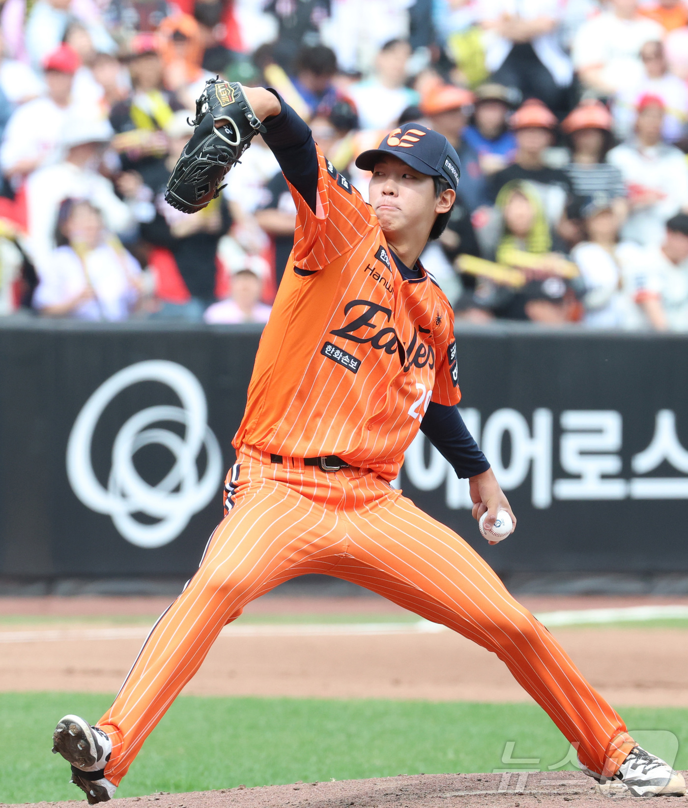 (대전=뉴스1) 김기남 기자 = 12일 대전 한화생명볼파크에서 열린 2026 신한 SOL KBO리그 기아 타이거즈와 한화 이글스의 경기에서 한화 황준서가 투구하고 있다. 2026. …