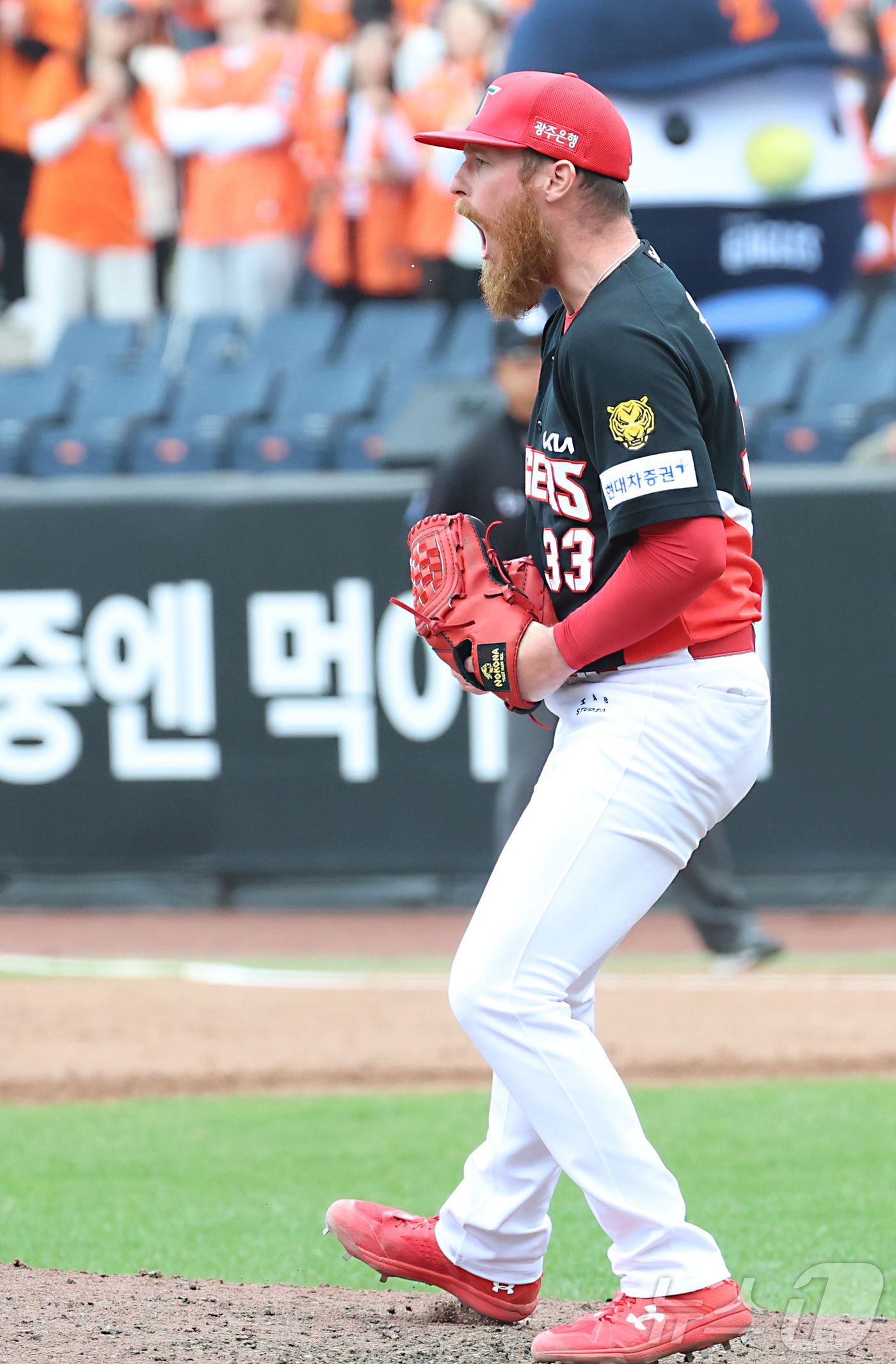 (대전=뉴스1) 김기남 기자 = 12일 대전 한화생명볼파크에서 열린 2026 신한 SOL KBO리그 기아 타이거즈와 한화 이글스의 경기에서 기아 올러가 5회말 만루 위기에서 삼진으 …