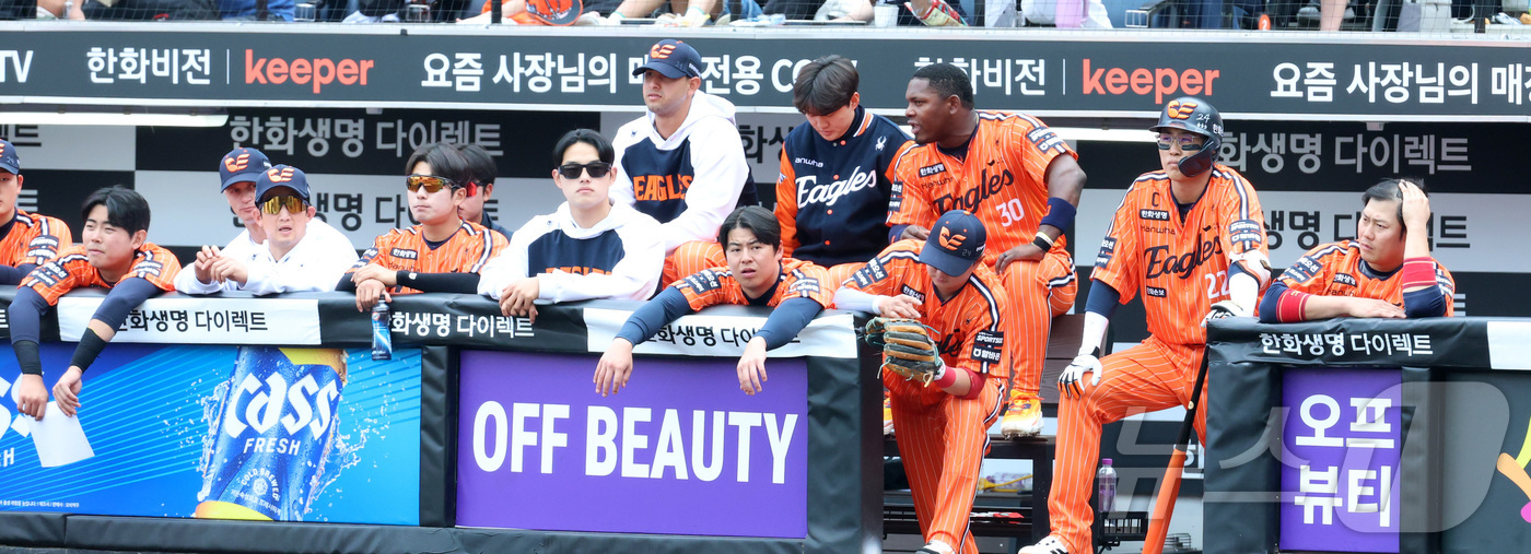 (대전=뉴스1) 김기남 기자 = 12일 대전 한화생명볼파크에서 열린 2026 신한 SOL KBO리그 기아 타이거즈와 한화 이글스의 경기에서 한화 선수단이 끌려가는 경기를 보며 안타 …