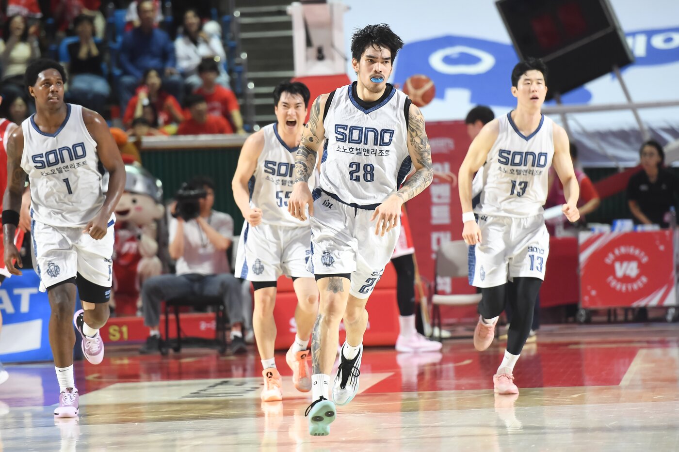 본문 이미지 - 고양 소노가 12일 열린 서울 SK와 2025-26 프로농구 6강 플레이오프 1차전에서 105-76으로 크게 이겼다. (KBL 제공)