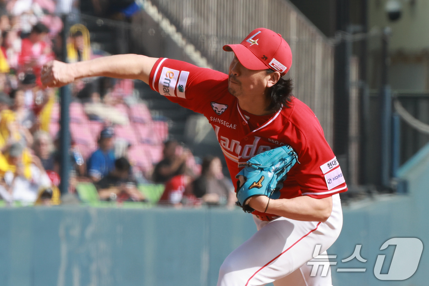 (서울=뉴스1) 임세영 기자 = 12일 서울 송파구 잠실야구장에서 열린 '2026 신한 SOL KBO리그' 열린 SSG 랜더스와 LG트윈스의 경기에서 SSG 문승원이 역투하고 있다 …
