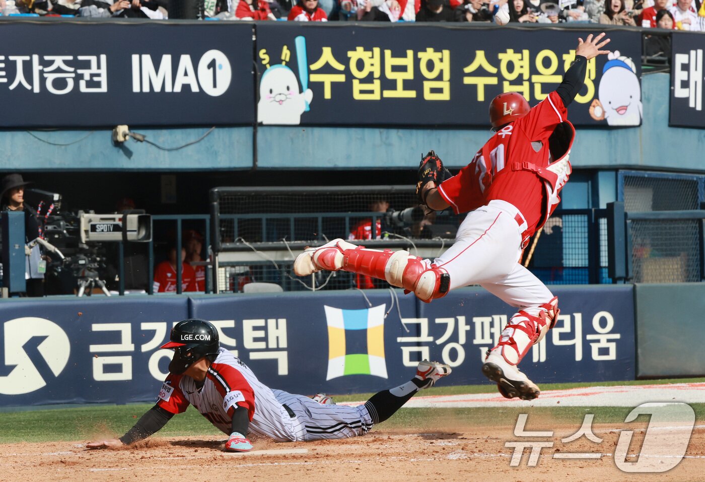 본문 이미지 - 12일 서울 송파구 잠실야구장에서 열린 '2026 신한 SOL KBO리그' 열린 SSG 랜더스와 LG트윈스의 경기 5회말 1사 2,3루 상황 LG 신민재의 1루수 앞 땅볼에 3루주자 최원영이 홈으로 들어오고 있다. 2026.4.12 ⓒ 뉴스1 임세영 기자