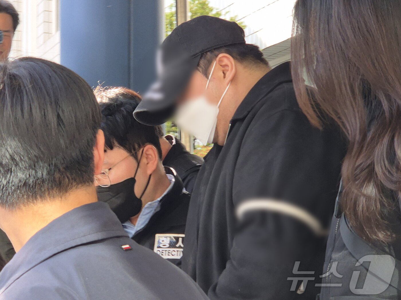 본문 이미지 - 경기도 양주에서 3살 아이가 머리를 다쳐 의식불명이 된 사건과 관련해 아동학대 혐의를 받는 20대 친부 A씨가 12일 오후 경기 의정부시 의정부지방법원에서 열린 구속 전 피의자심문(영장실질심사)을 마친 후 법정을 나서고 있다. 2026.4.12 ⓒ 뉴스1 양희문 기자