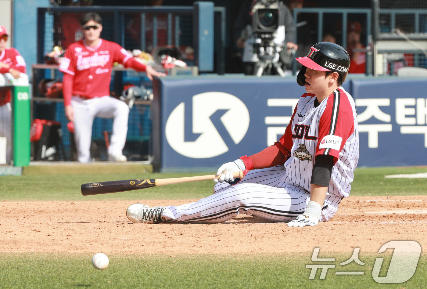 (서울=뉴스1) 임세영 기자 = 12일 서울 송파구 잠실야구장에서 열린 '2026 신한 SOL KBO리그' 열린 SSG 랜더스와 LG트윈스의 경기 5회말 1사 1,2루 상황 LG …