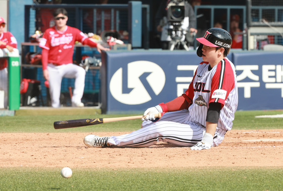 몸에 맞는 볼에 주저앉은 홍창기
