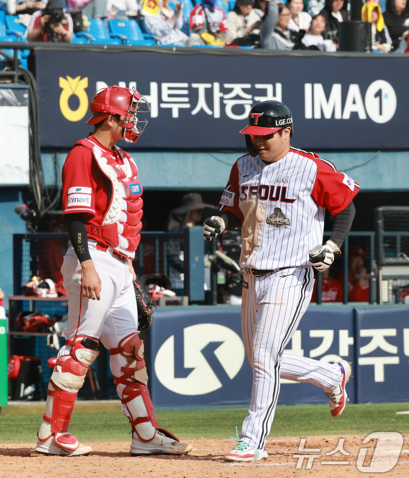 (서울=뉴스1) 임세영 기자 = 12일 서울 송파구 잠실야구장에서 열린 '2026 신한 SOL KBO리그' 열린 SSG 랜더스와 LG트윈스의 경기 5회말 1사 1,3루 상황 LG …