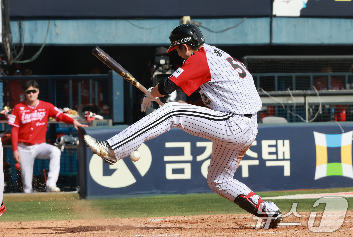 (서울=뉴스1) 임세영 기자 = 12일 서울 송파구 잠실야구장에서 열린 '2026 신한 SOL KBO리그' 열린 SSG 랜더스와 LG트윈스의 경기 5회말 1사 1,2루 상황 LG …