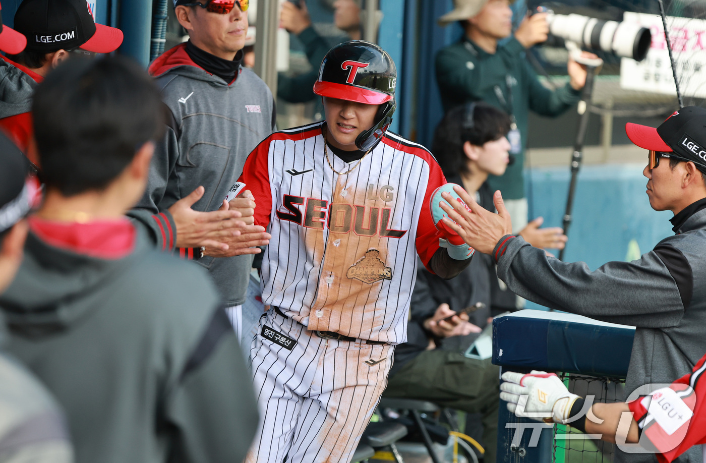 (서울=뉴스1) 임세영 기자 = 12일 서울 송파구 잠실야구장에서 열린 '2026 신한 SOL KBO리그' 열린 SSG 랜더스와 LG트윈스의 경기 5회말 1사 2,3루 상황 LG …