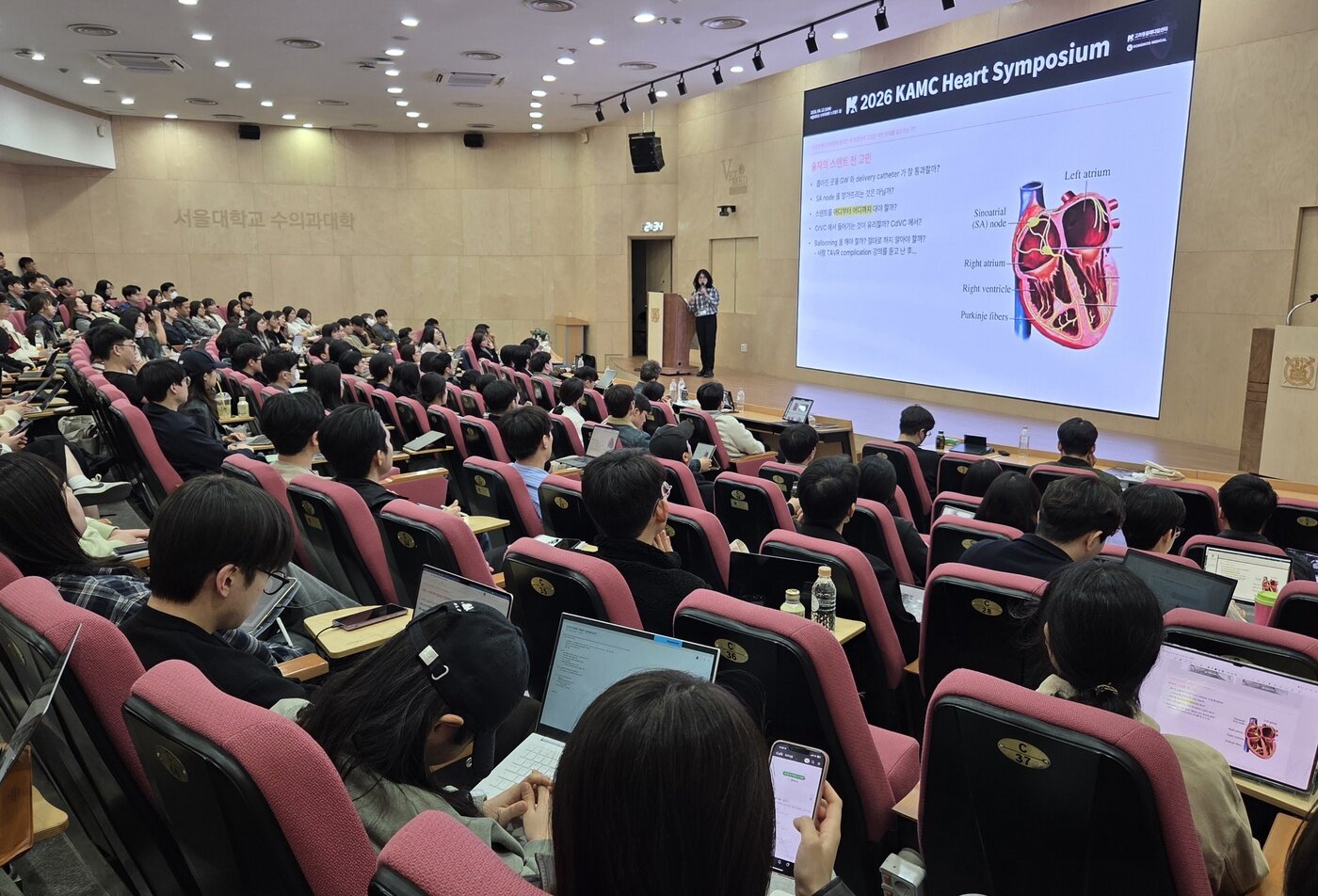 본문 이미지 - 엽경아 고려동물메디컬센터 심장센터장이 12일 서울대 수의과대학 스콜필드홀에서 열린 KAMC 심장 심포지엄에서 강의하고 있다. ⓒ 뉴스1 한송아 기자