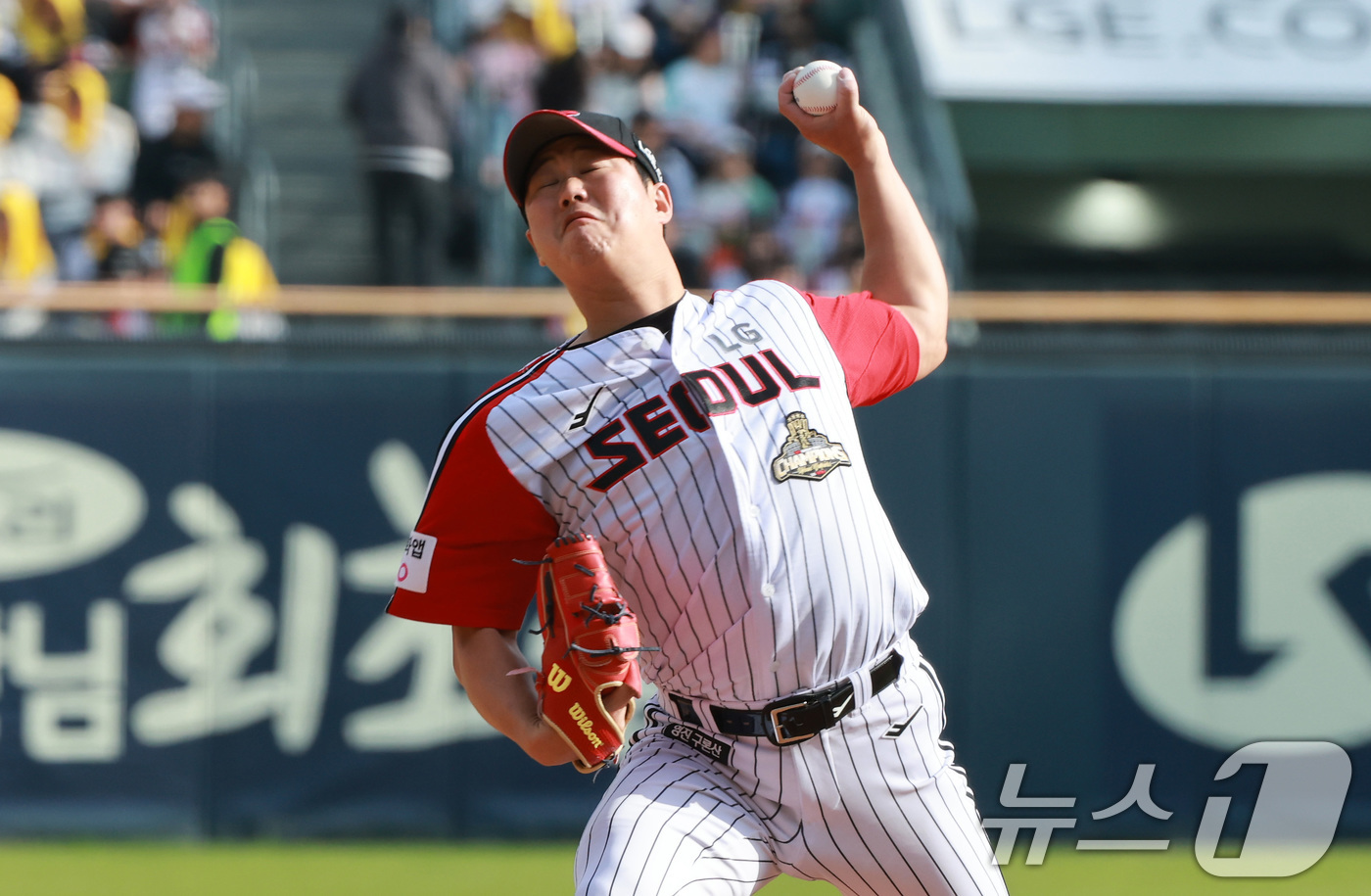 (서울=뉴스1) 임세영 기자 = 12일 서울 송파구 잠실야구장에서 열린 '2026 신한 SOL KBO리그' 열린 SSG 랜더스와 LG트윈스의 경기에서 LG 함덕주가 역투하고 있다. …
