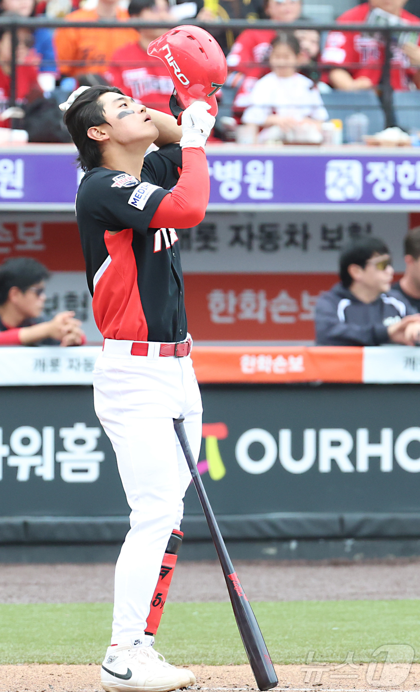 (대전=뉴스1) 김기남 기자 = 12일 대전 한화생명볼파크에서 열린 2026 신한 SOL KBO리그 기아 타이거즈와 한화 이글스의 경기에서 기아 김도영이 헬멧을 고쳐 쓰고 있다. …