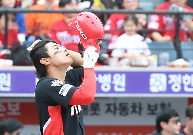 헬멧 고쳐 쓰는 김도영