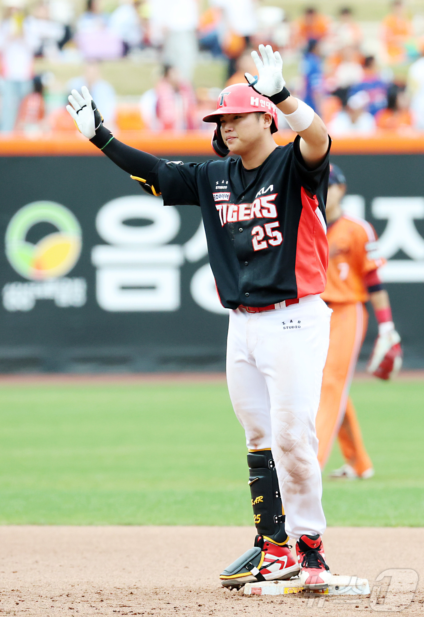 (대전=뉴스1) 김기남 기자 = 12일 대전 한화생명볼파크에서 열린 2026 신한 SOL KBO리그 기아 타이거즈와 한화 이글스의 경기에서 기아 한준수가 7회초 2루타를 치고 있다 …