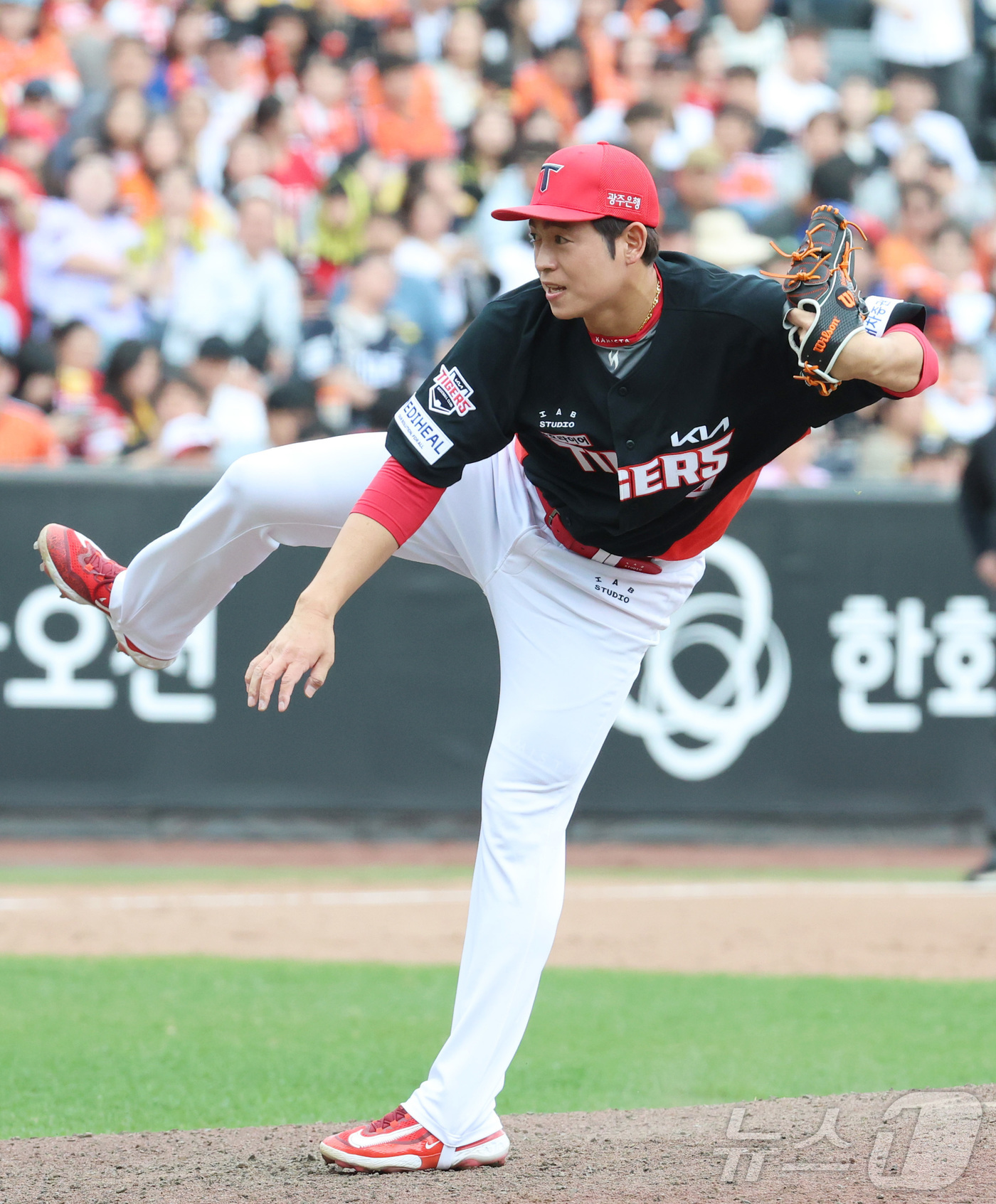 (대전=뉴스1) 김기남 기자 = 12일 대전 한화생명볼파크에서 열린 2026 신한 SOL KBO리그 기아 타이거즈와 한화 이글스의 경기에서 기아 이태양이 이적 후 친정팀을 상대로 …