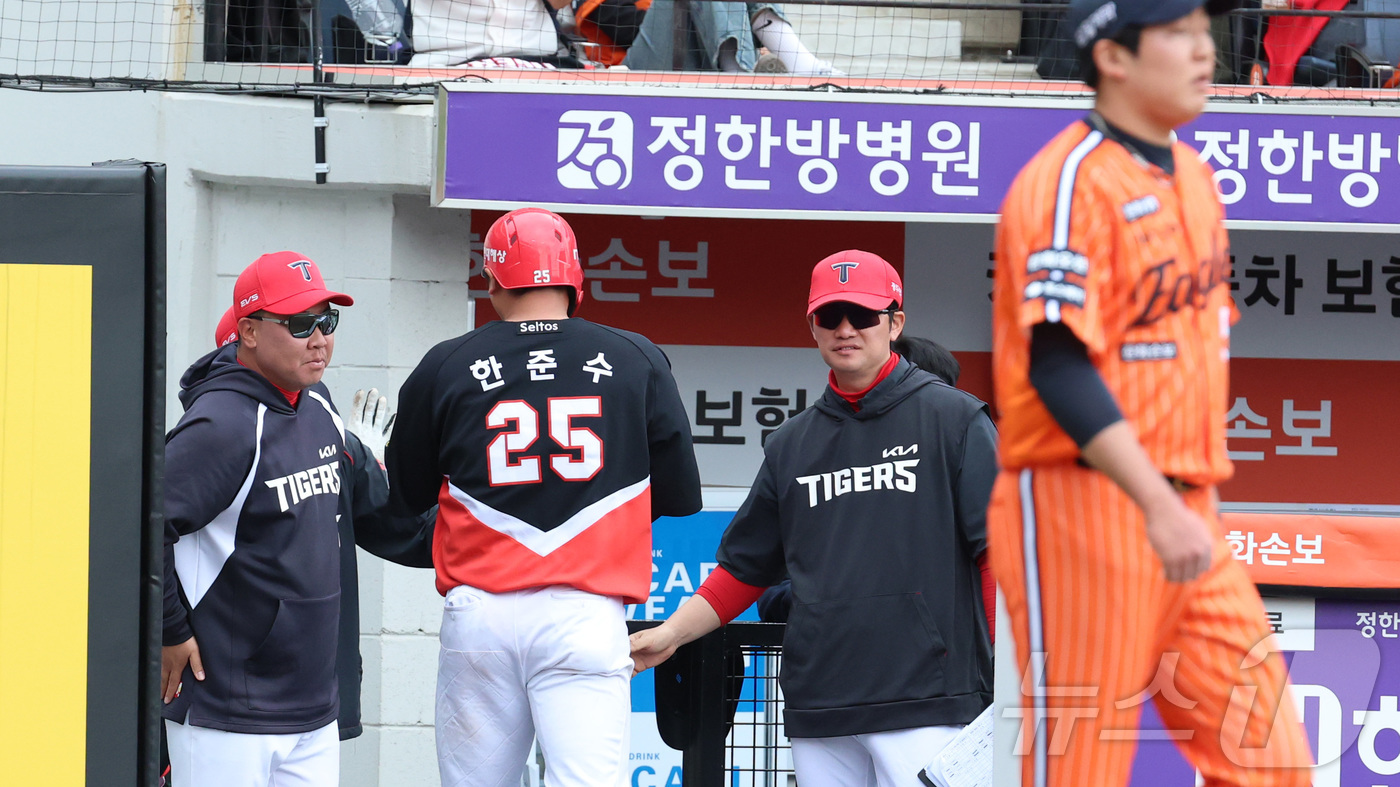 (대전=뉴스1) 김기남 기자 = 12일 대전 한화생명볼파크에서 열린 2026 신한 SOL KBO리그 기아 타이거즈와 한화 이글스의 경기에서 7회초 기아 한준수가 2루타 후 득점하며 …