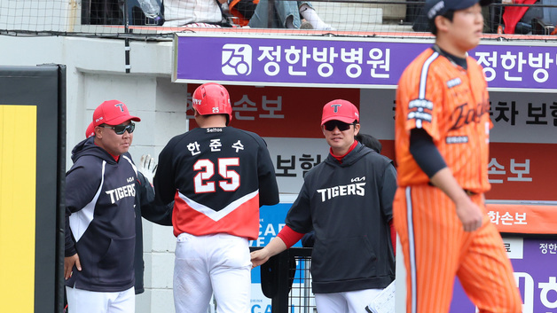 환영하는 이범호 감독, 준수 잘했어!