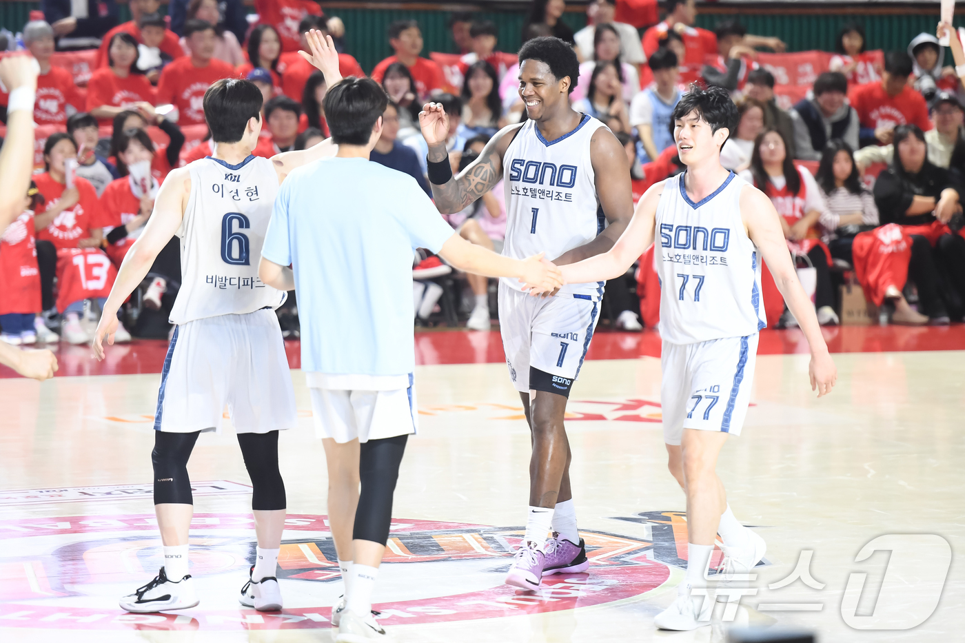 (서울=뉴스1) 김진환 기자 = 고양 소노 선수들이 12일 오후 서울 송파구 잠실학생체육관에서 열린 2025-2026 LG전자 프로농구 6강 플레이오프 1차전 서울 SK와의 경기에 …