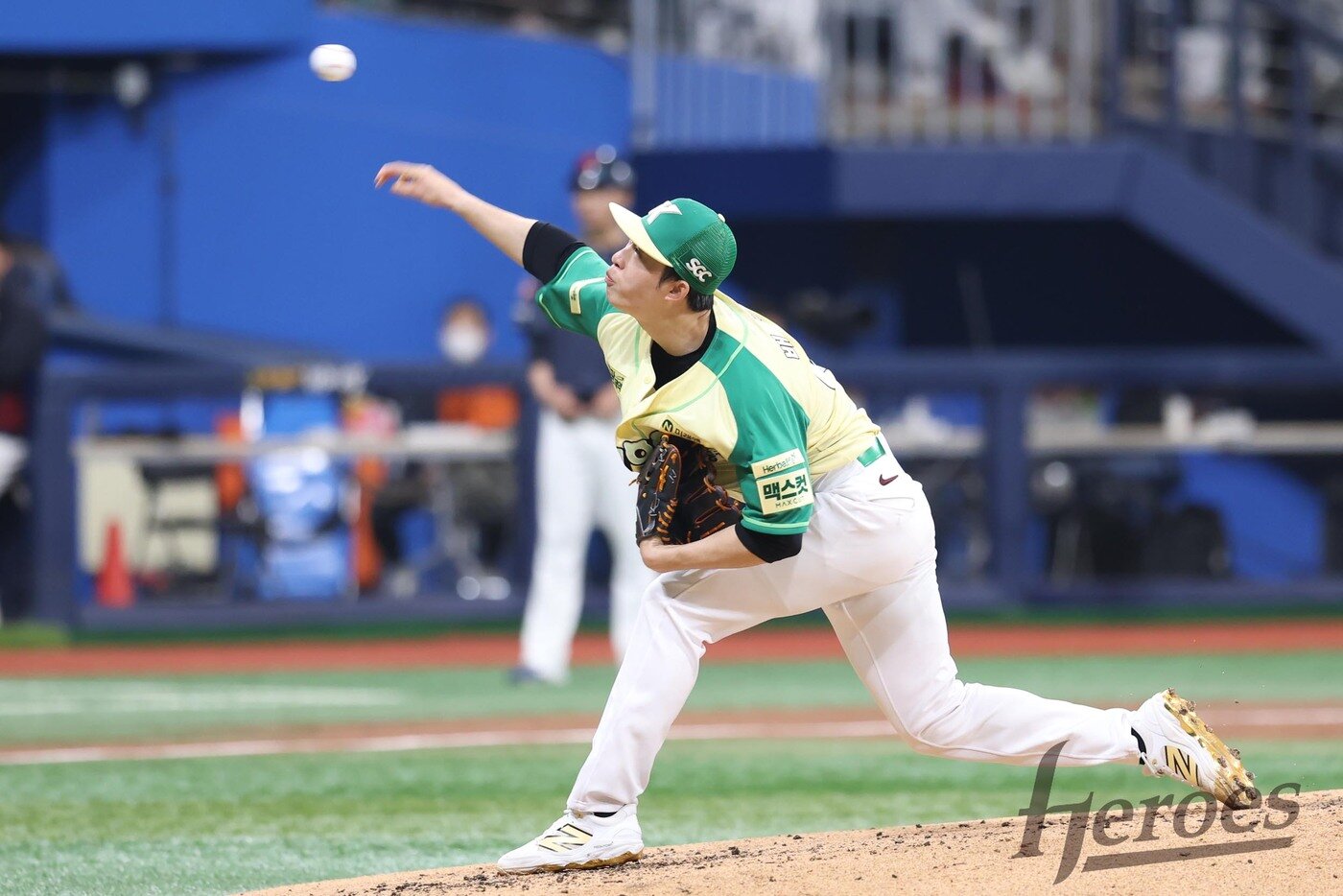 본문 이미지 - 키움 히어로즈 투수 배동현이 12일 열린 KBO리그 고척 롯데 자이언츠전에서 역투하고 있다. (키움 히어로즈 제공)