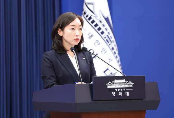 靑 "종전선언 때까지 비상대응체제 유지…매점매석 금지 등 추가책 검토"