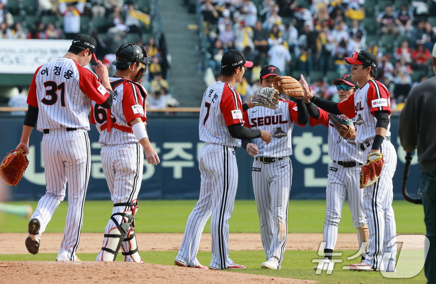 (서울=뉴스1) 임세영 기자 = 12일 서울 송파구 잠실야구장에서 열린 '2026 신한 SOL KBO리그' 열린 SSG 랜더스와 LG트윈스의 경기에서 LG 선수들이 승리를 기뻐하고 …