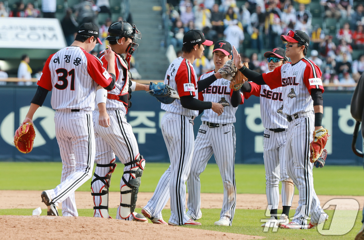 (서울=뉴스1) 임세영 기자 = 12일 서울 송파구 잠실야구장에서 열린 '2026 신한 SOL KBO리그' 열린 SSG 랜더스와 LG트윈스의 경기에서 LG 선수들이 승리를 기뻐하고 …