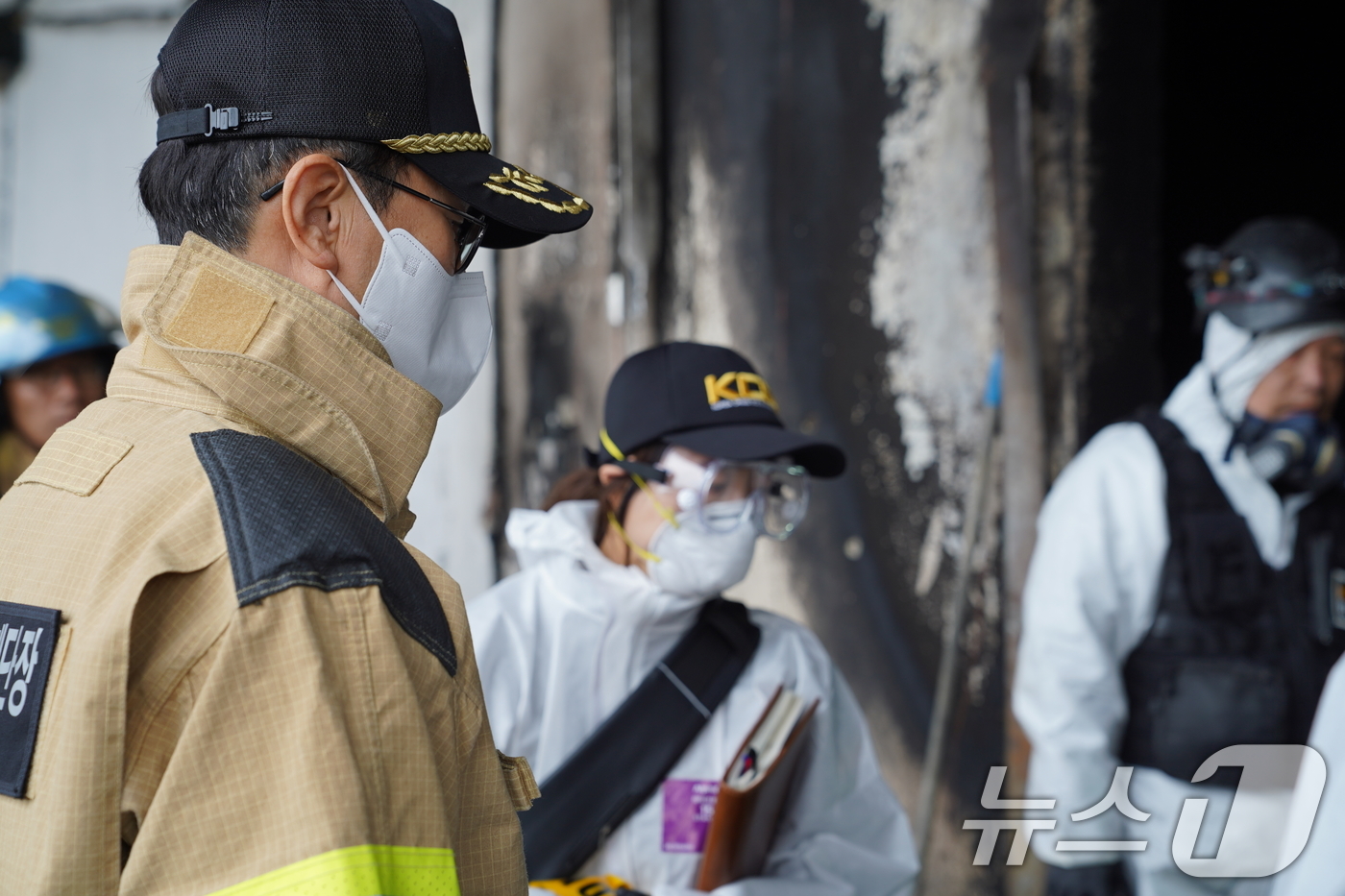 (광주=뉴스1) 이수민 기자 = 12일 오후 전남소방본부가 완도 냉동창고 화재 현장을 수습하고 있다.앞서 이날 오전 8시 25분쯤 전남 완도군 군외면 원동리의 한 냉동창고에서 불이 …