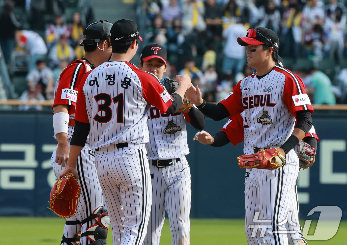 (서울=뉴스1) 임세영 기자 = 12일 서울 송파구 잠실야구장에서 열린 '2026 신한 SOL KBO리그' 열린 SSG 랜더스와 LG트윈스의 경기에서 LG 선수들이 승리를 기뻐하고 …