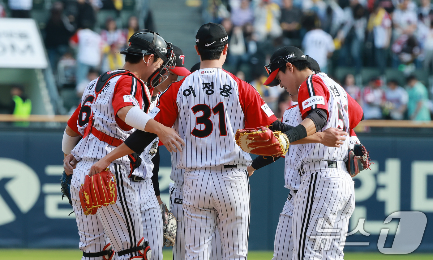 (서울=뉴스1) 임세영 기자 = 12일 서울 송파구 잠실야구장에서 열린 '2026 신한 SOL KBO리그' 열린 SSG 랜더스와 LG트윈스의 경기에서 LG 선수들이 승리를 기뻐하고 …