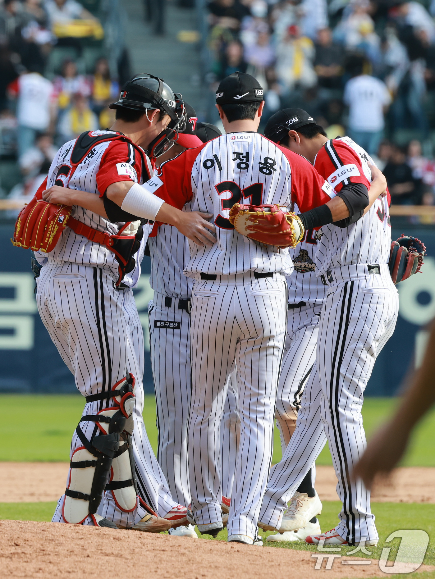 (서울=뉴스1) 임세영 기자 = 12일 서울 송파구 잠실야구장에서 열린 '2026 신한 SOL KBO리그' 열린 SSG 랜더스와 LG트윈스의 경기에서 LG 선수들이 승리를 기뻐하고 …