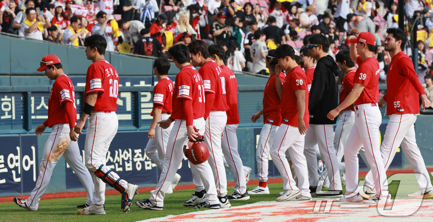 (서울=뉴스1) 임세영 기자 = 12일 서울 송파구 잠실야구장에서 열린 '2026 신한 SOL KBO리그' 열린 SSG 랜더스와 LG트윈스의 경기에서 SSG 선수들이 더그아웃으로 …