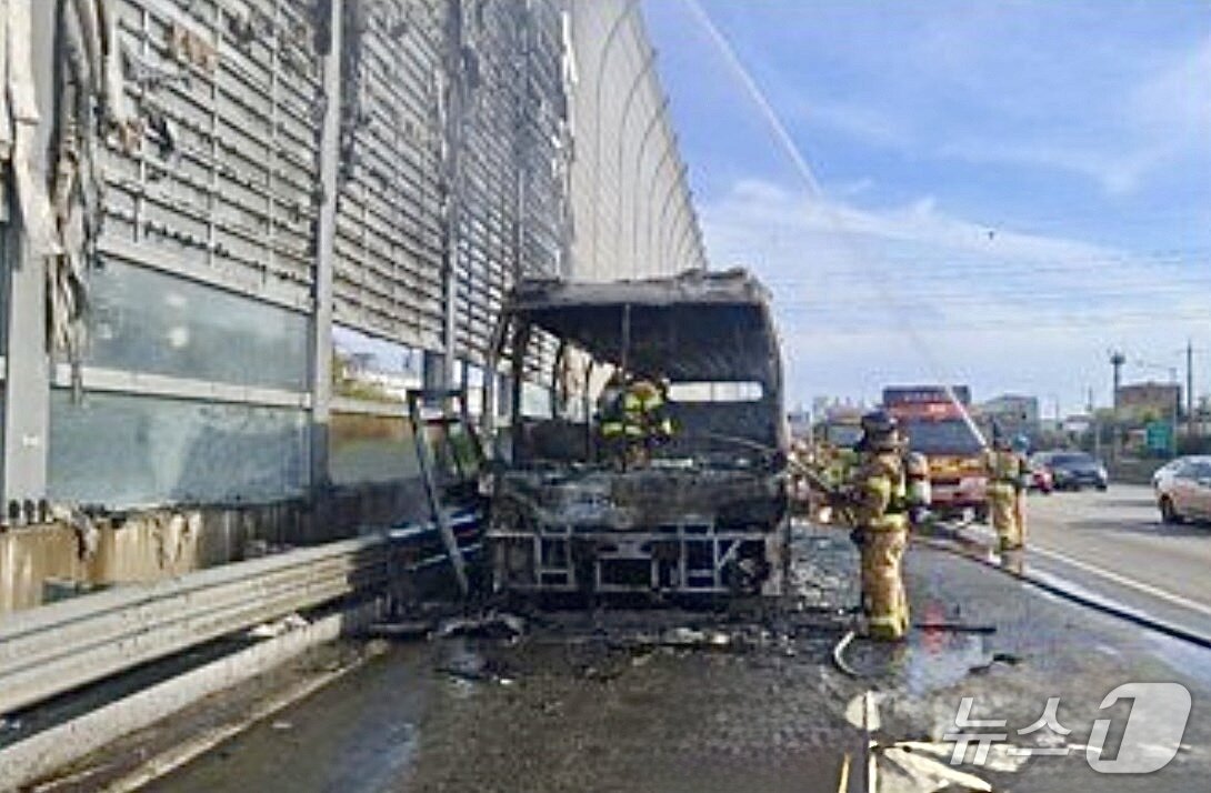 본문 이미지 - 화재 현장. (한국도로공사 CCTV 갈무리. 재판매 및 DB 금지)