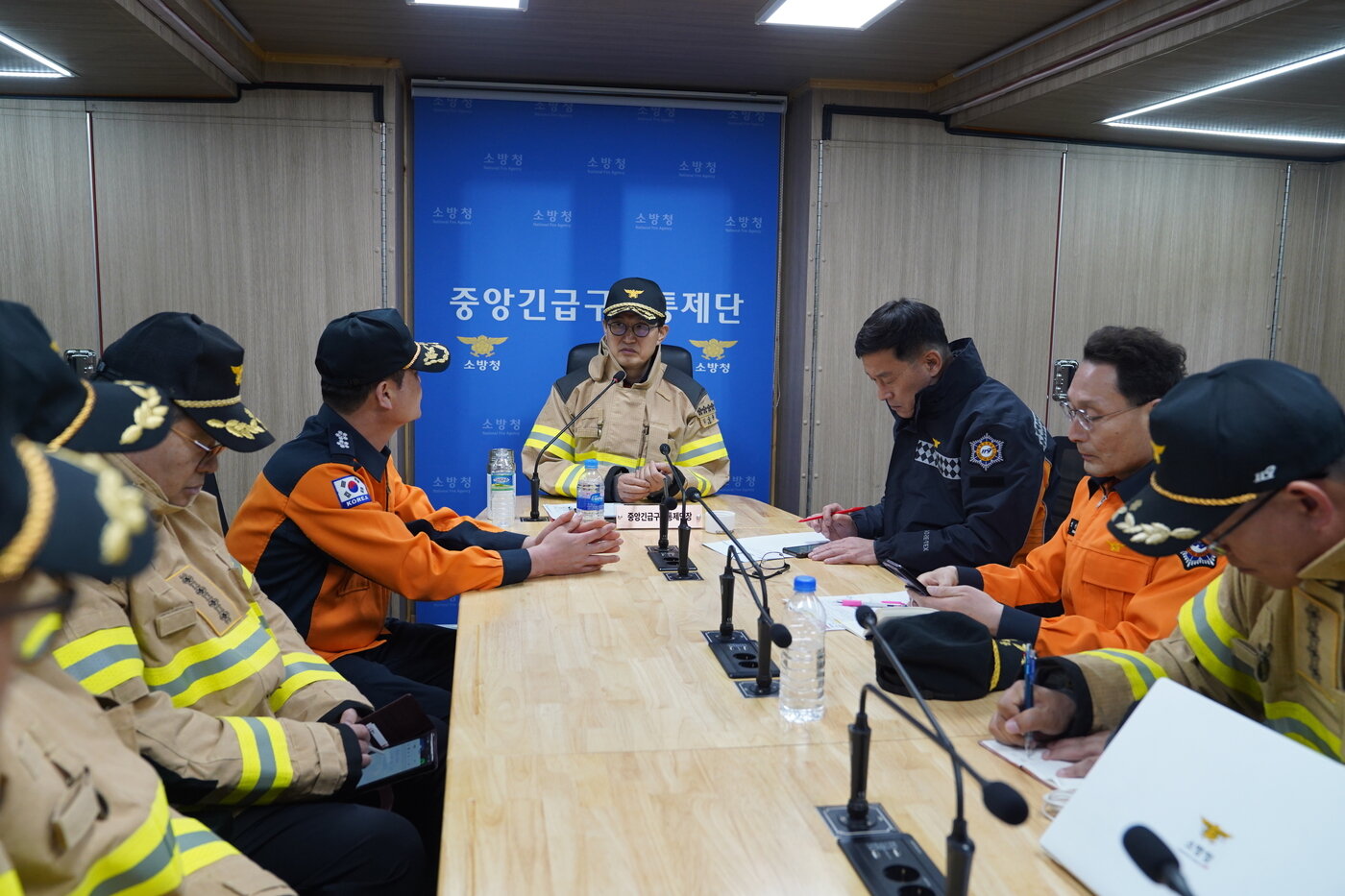본문 이미지 - 12일 김승룡 소방청장이 전남 완도 수산물 가공공장 화재 현장을 찾아 피해 상황을 점검하고, 순직 소방공무원에 대한 사고 경위를 보고받고 있다.