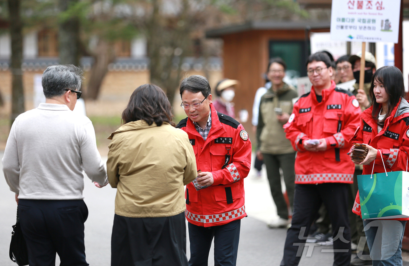 (서울=뉴스1) 김진환 기자 = 박은식 산림청장이 12일 충북 보은군 속리산국립공원에서 상춘객들을 대상으로 산불 예방 캠페인을 하고 있다. (산림청 제공, 재판매 및 DB 금지) …