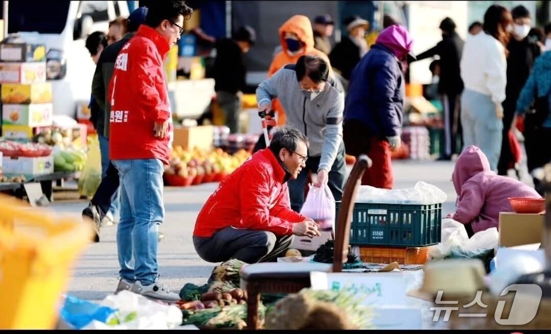 본문 이미지 - 지역 시장 찾아 상인과 이야기하는 김홍규 국민의힘 강릉시장 예비후보.(예비후보 SNS 캡처, 재판매 및 DB 금지) 2026.4.12/뉴스1