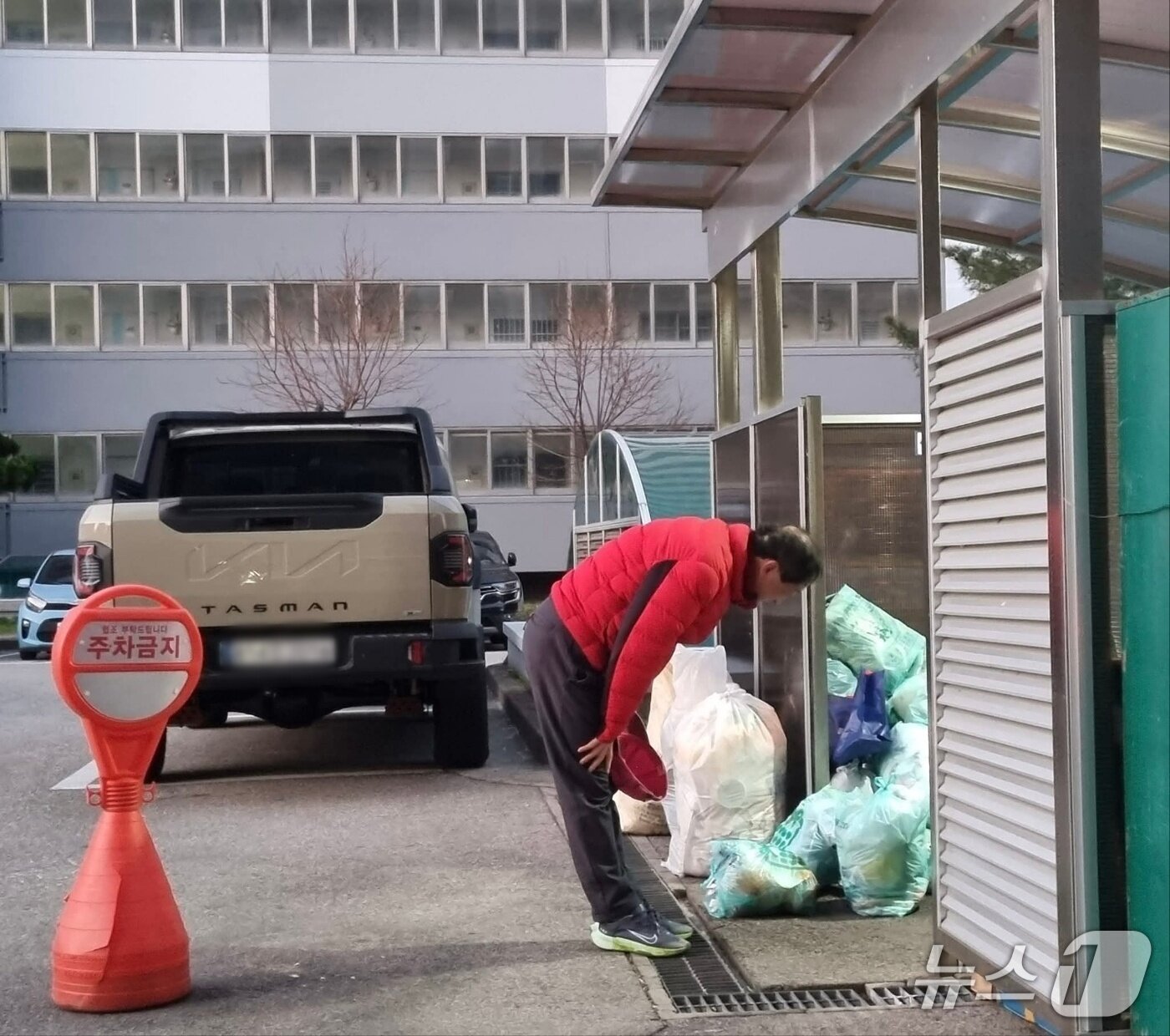 본문 이미지 - 속초지역 아파트 분리수거장 둘러보는 이병선 시장.(본인 SNS 캡처, 재판매 및 DB 금지) 2026.4.12/뉴스1