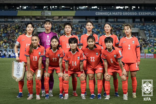 기념촬영하는 대한민국 여자 축구 대표팀