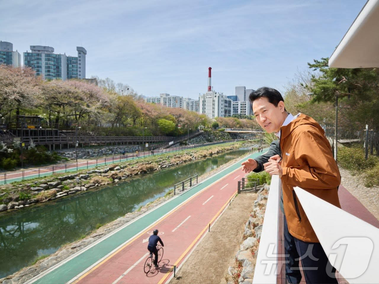 (서울=뉴스1) 김진환 기자 = 오세훈 서울시장이 12일 서울 노원구 월계동 우이천변에 준공된 복합문화공간 노원우이마루를 방문해 둘러보고 있다. (서울시 제공, 재판매 및 DB 금 …