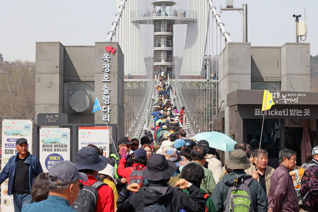 북적이는 임실 붕어섬 출렁다리