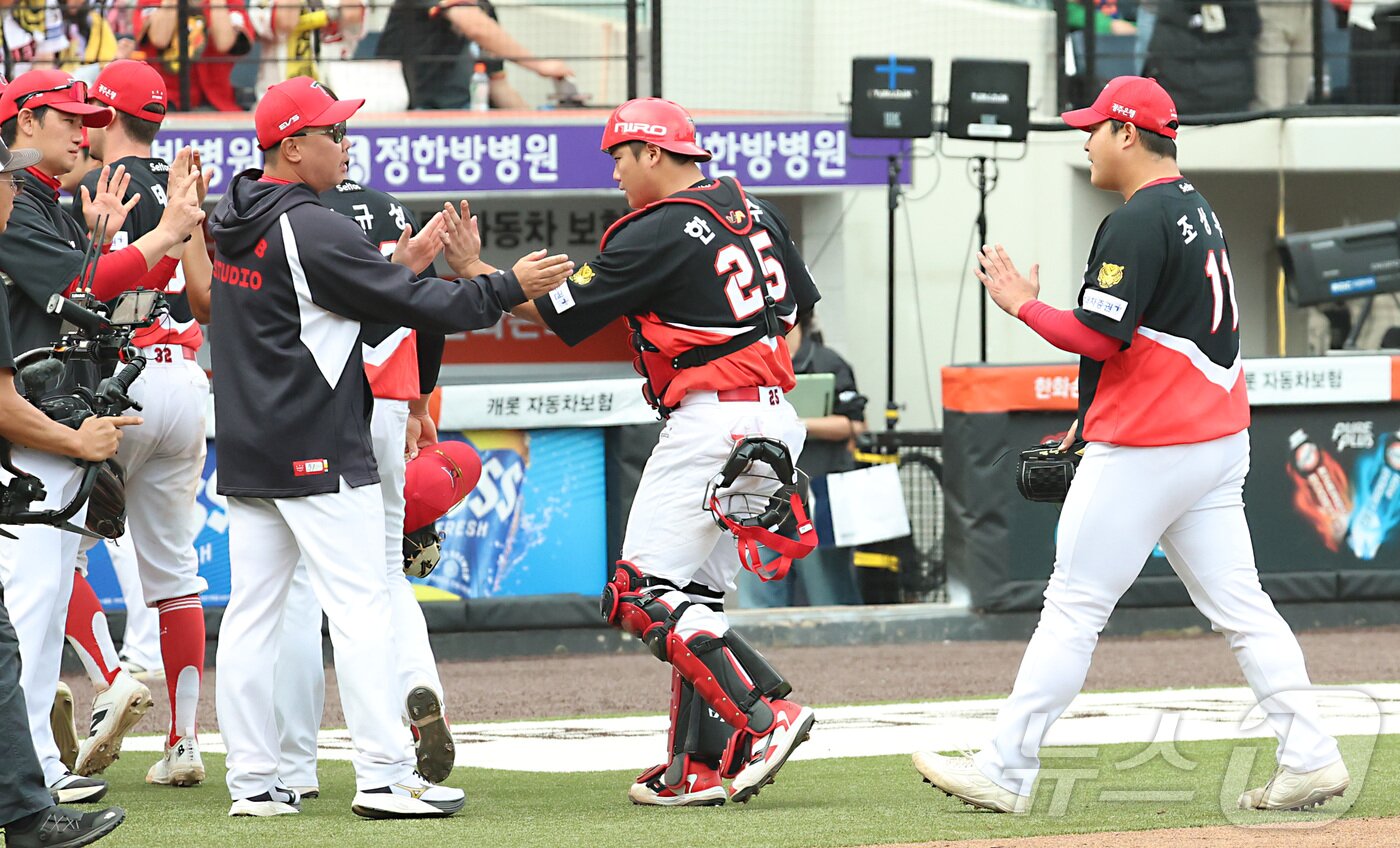 본문 이미지 - 12일 대전 한화생명볼파크에서 열린 2026 신한 SOL KBO리그 KIA 타이거즈와 한화 이글스의 경기에서 9대3 승리를 거두며 4연승을 달성한 KIA 이범호 감독이 박준수 포수와 하이파이브를 하고 있다. 2026.4.12 ⓒ 뉴스1 김기남 기자