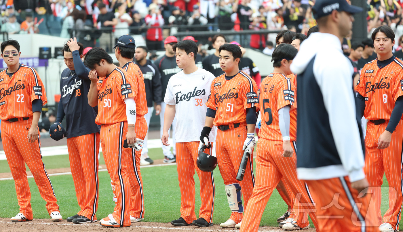(대전=뉴스1) 김기남 기자 = 12일 대전 한화생명볼파크에서 열린 2026 신한 SOL KBO리그 기아 타이거즈와 한화 이글스의 경기에서 3대9로 패배한 한화 선수단이 아쉬운 표 …