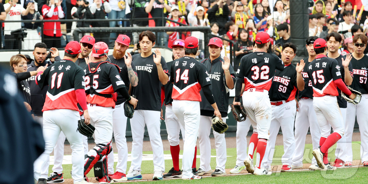 (대전=뉴스1) 김기남 기자 = 12일 대전 한화생명볼파크에서 열린 2026 신한 SOL KBO리그 KIA 타이거즈와 한화 이글스의 경기에서 9대3 승리를 거두며 4연승을 달성한 …