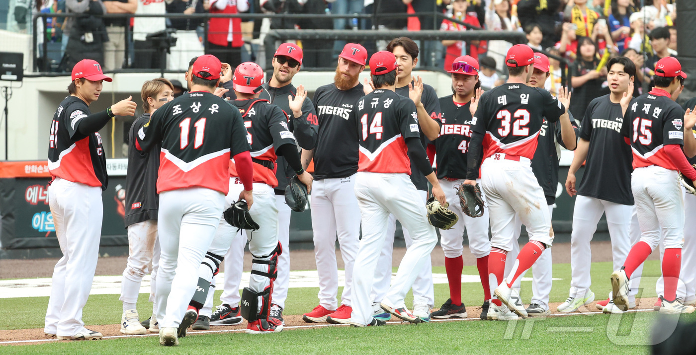 (대전=뉴스1) 김기남 기자 = 12일 대전 한화생명볼파크에서 열린 2026 신한 SOL KBO리그 KIA 타이거즈와 한화 이글스의 경기에서 9대3 승리를 거두며 4연승을 달성한 …