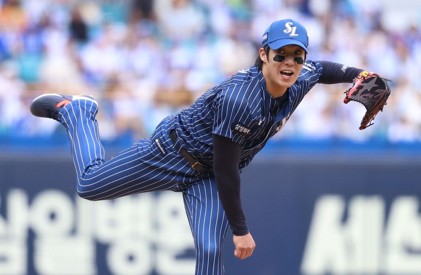 본문 이미지 - 삼성 라이온즈 투수 원태인이 12일 열린 KBO리그 대구 NC 다이노스전에서 선발 등판해 역투하고 있다. (삼성 라이온즈 제공)