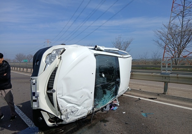 군산 자동차전용도로서 승용차 중앙분리대 '쾅'…무면허 운전자 중상
