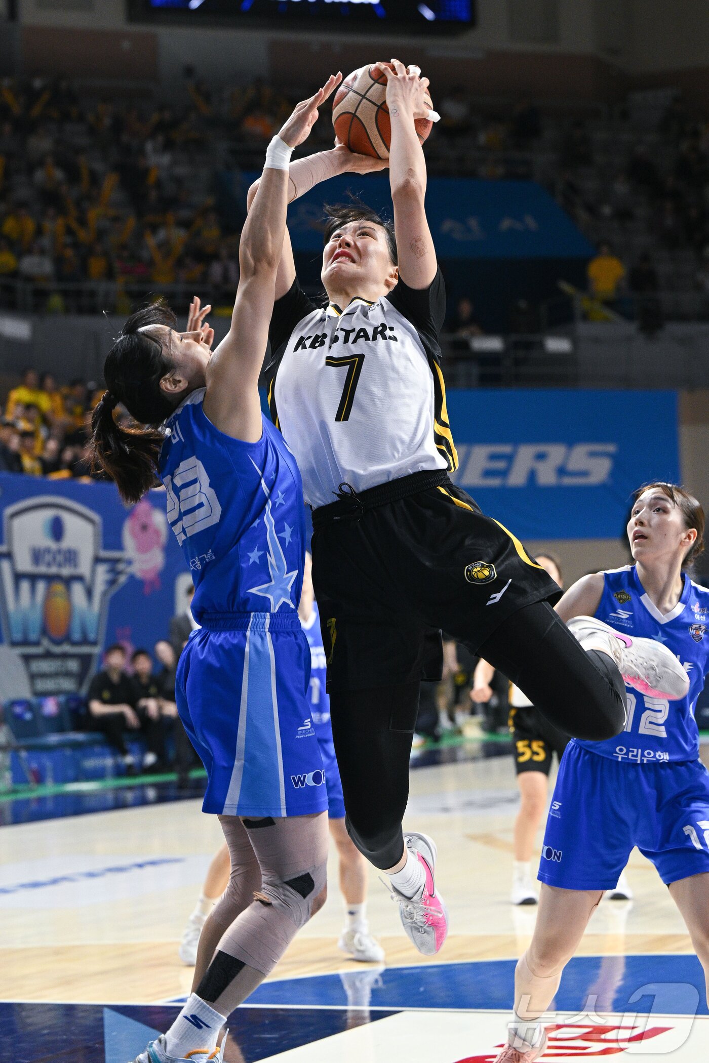 본문 이미지 - 12일 충남 아산 이순신체육관에서 열린 BNK금융 2025-2026 여자프로농구 플레이오프(PO) 3차전 청주 KB스타즈와 아산 우리은행의 경기에서 KB스타즈 박지수가 골밑 공격을 하고 있다. 한편, KB스타즈는 이날 81대55로 승리하며 3연승으로 챔피언결정전에 진출에 성공했다. (WKBL 제공, 재판매 및 DB 금지) 2026.4.12 ⓒ 뉴스1 김진환 기자