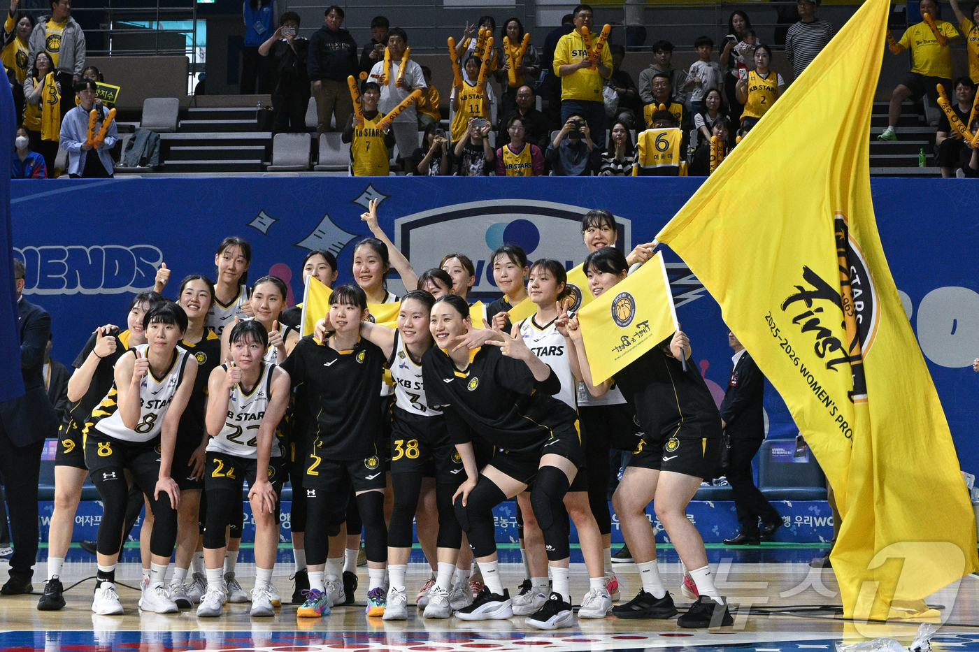 (서울=뉴스1) 김진환 기자 = 12일 충남 아산 이순신체육관에서 열린 BNK금융 2025-2026 여자프로농구 플레이오프(PO) 3차전 청주 KB스타즈와 아산 우리은행의 경기에서 …
