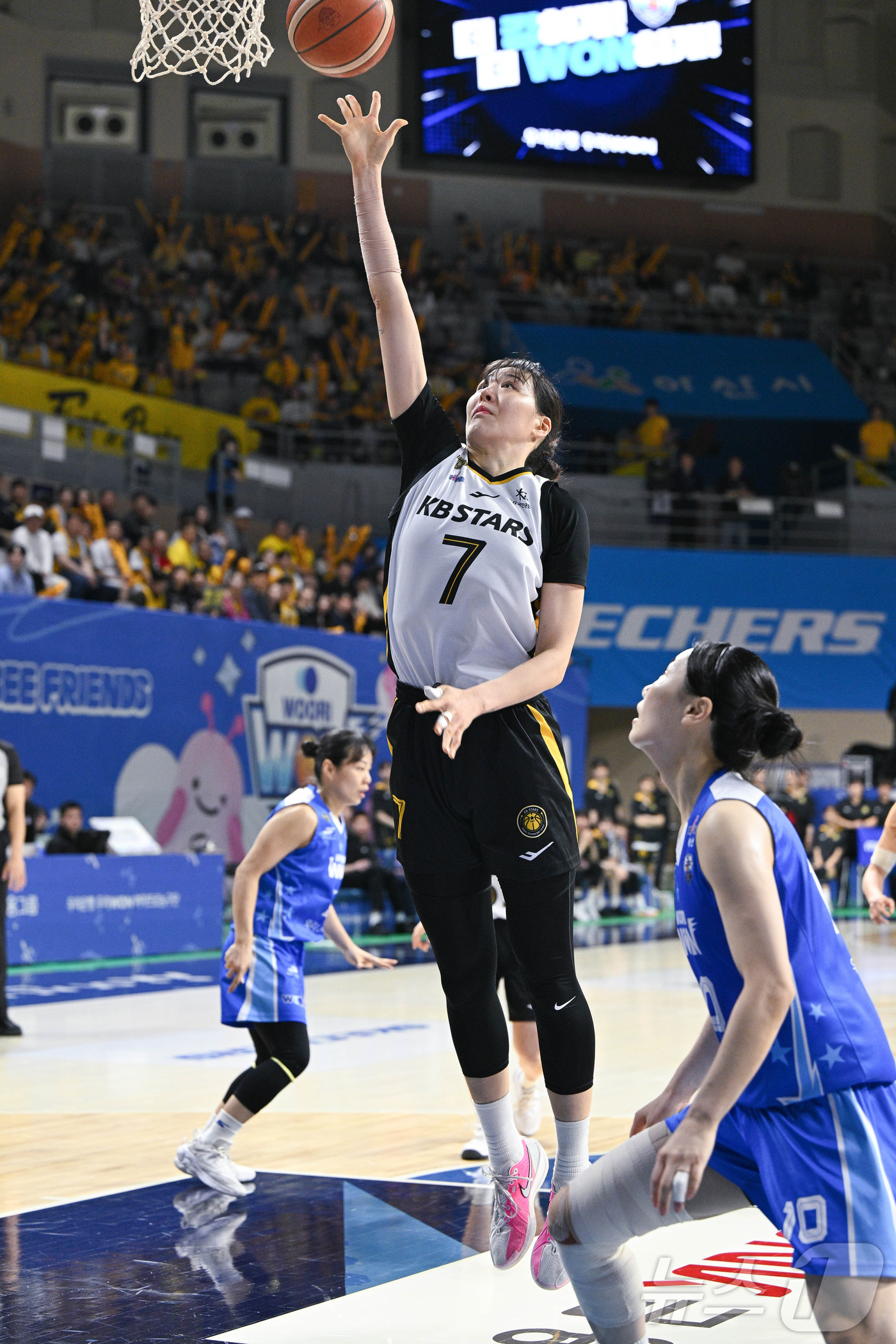 (서울=뉴스1) 김진환 기자 = 12일 충남 아산 이순신체육관에서 열린 BNK금융 2025-2026 여자프로농구 플레이오프(PO) 3차전 청주 KB스타즈와 아산 우리은행의 경기에서 …