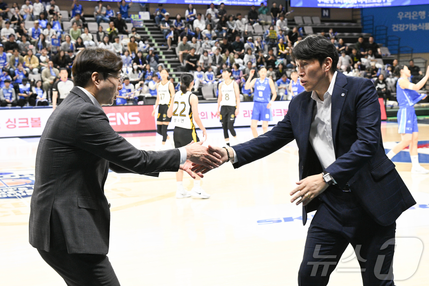 (서울=뉴스1) 김진환 기자 = 12일 충남 아산 이순신체육관에서 열린 BNK금융 2025-2026 여자프로농구 플레이오프(PO) 3차전 청주 KB스타즈와 아산 우리은행의 경기에서 …