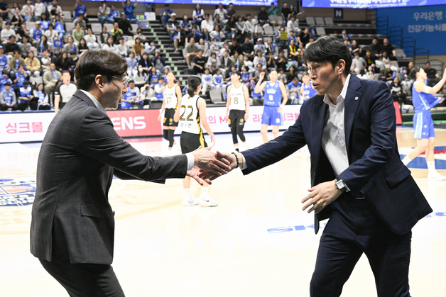 위성우 감독과 악수하는 김완수 감독